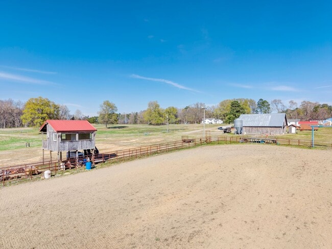 Building Photo - 3 Bedroom/2 Bathroom Equine Farm Home
