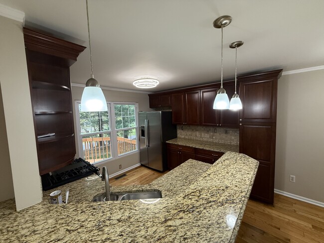 Building Photo - 45 Bristol Ct