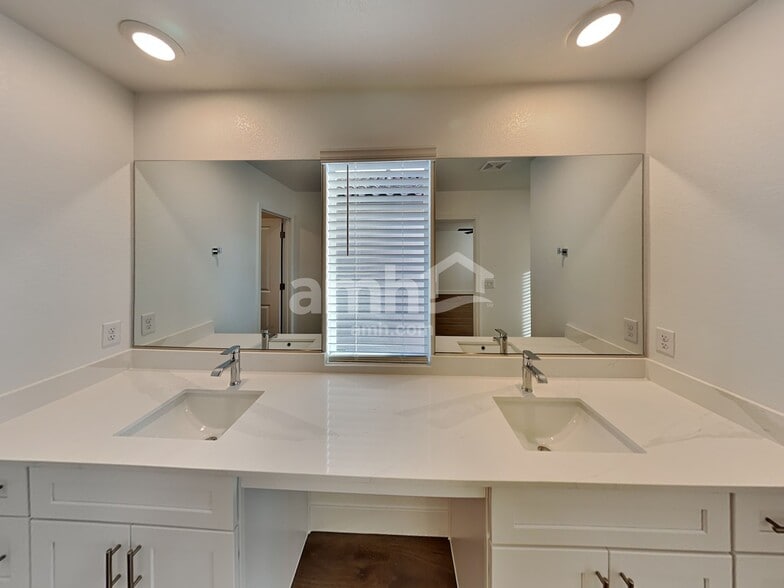 Building Photo - 11187 Magallanes St
