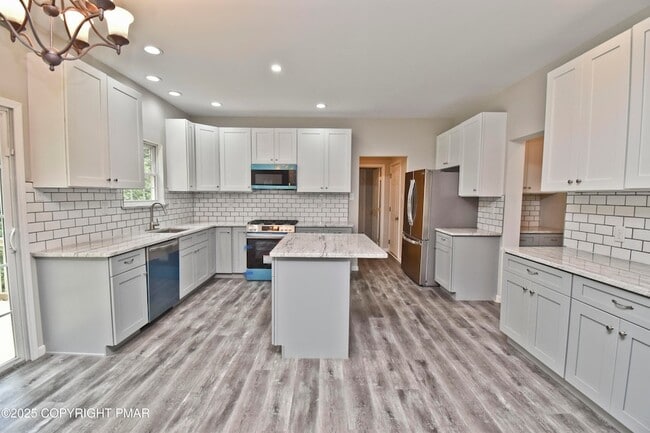 Building Photo - 557 Marco Way