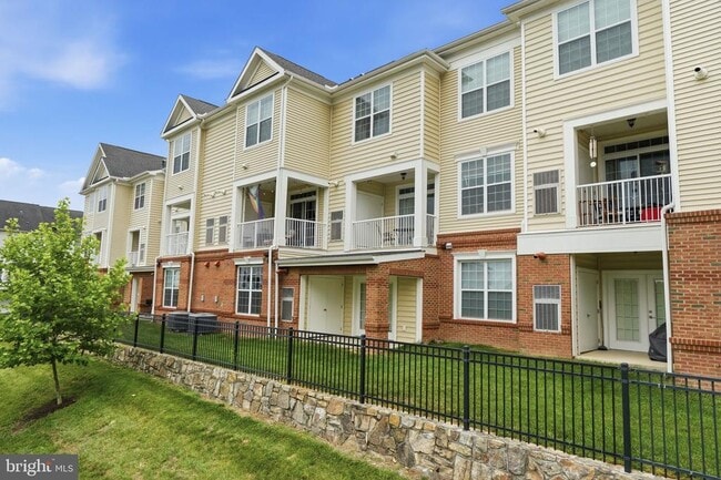 Building Photo - 23286 Southdown Manor Terrace