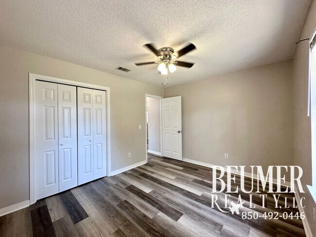 Building Photo - Home nestled in in W. Pensacola minutes fr...