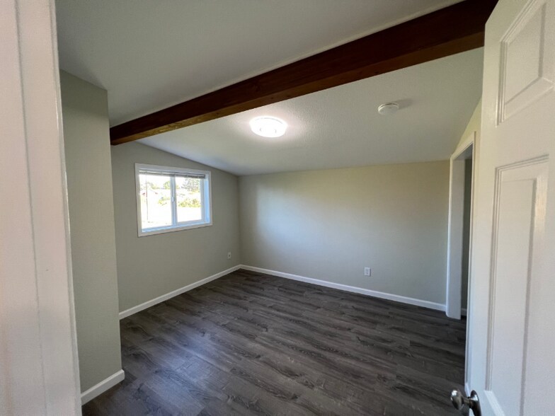 Building Photo - 1153 W Hendrickson Rd