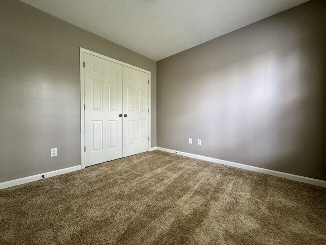 Building Photo - Cute 3 Bed 2.5 Bath Home in Fayetteville with Fenced Yard