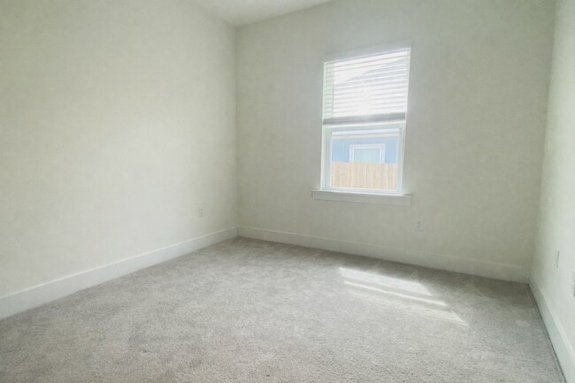Building Photo - Over 2,000 Sq Ft! 4BR Home w/ En Suite Guest Room