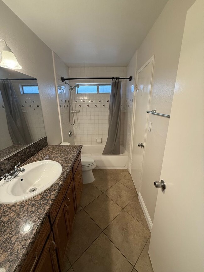 Building Photo - Spacious 2-Bedroom, 1-Bathroom Home in Sou...