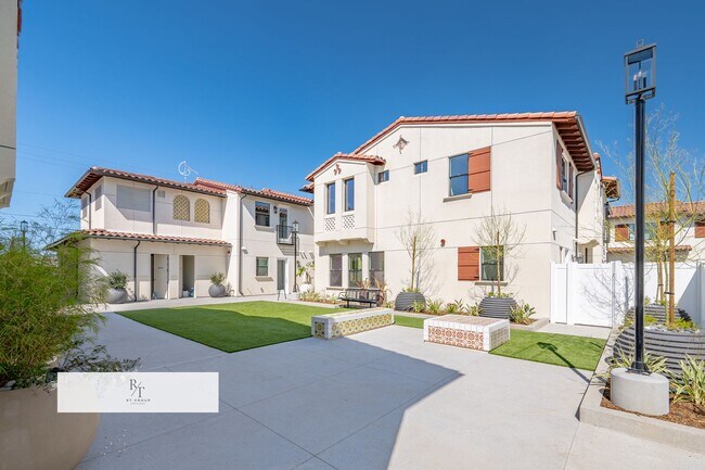 Building Photo - Whitmore Villa.