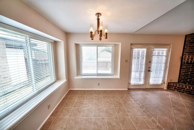 Building Photo - Charming 2-bed, 2-bath home in Universal C...