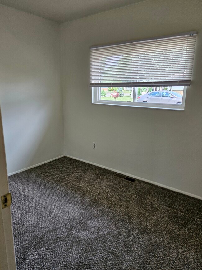 Building Photo - 3033 Northgate Ave