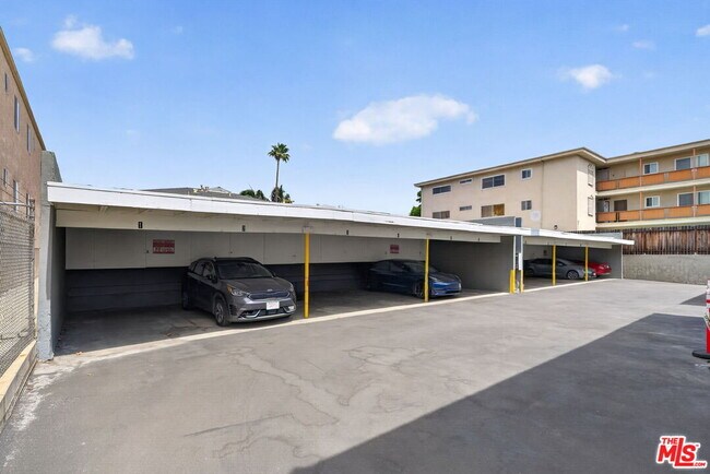 Building Photo - 13553 Moorpark St