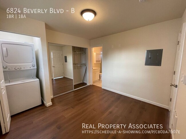 Building Photo - 6824 Beverly Blvd