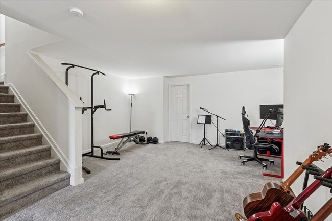 Building Photo - 3B/2.5B End Unit Townhome in Penns Manor A...