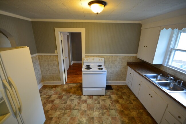 Building Photo - 3 Bedroom Home with lots of EXTRAS