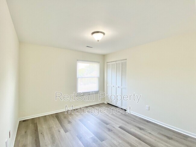 Building Photo - 13 Sandpiper Ct