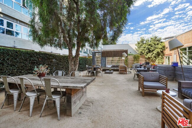 Building Photo - 527 Molino St