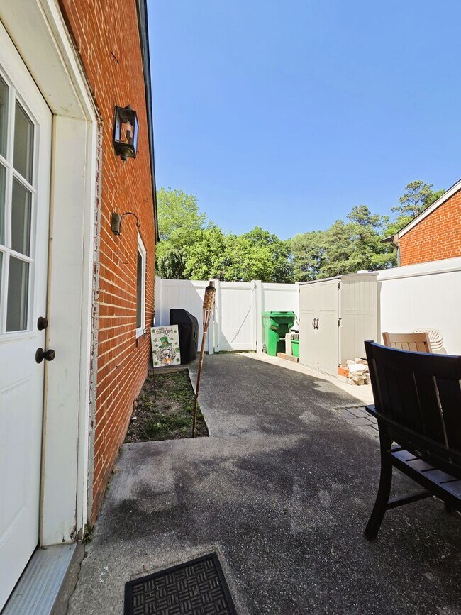 Building Photo - Traditional brick ranch in highly desirable West End of Henrico County