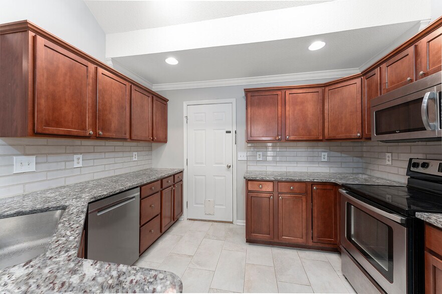 Building Photo - 3504 Oak Villa Way