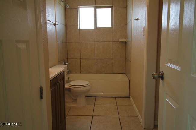 Building Photo - 9145 Begonia Pl