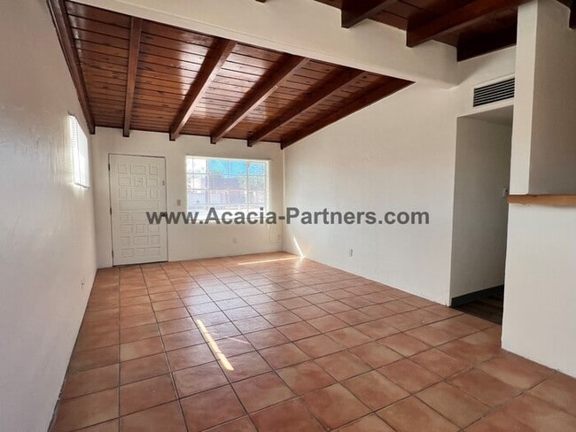 Building Photo - Great Central Home on Large Lot