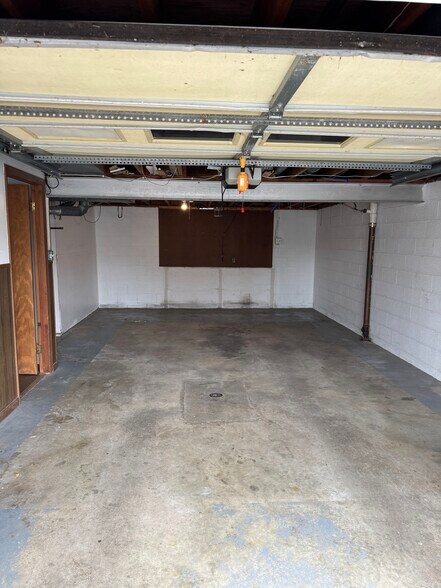 Building Photo - 404 E Spring Ave