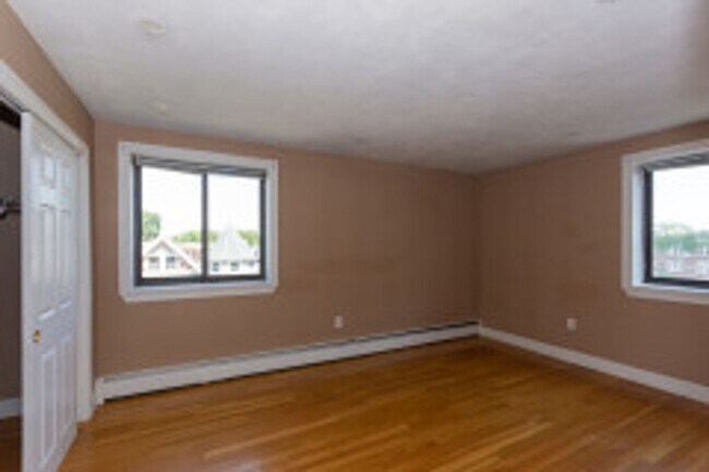 Building Photo - Sunny Renovated 1 Bed Near Harvard Ave – Heat & Hot Water Included, No Broker Fee!