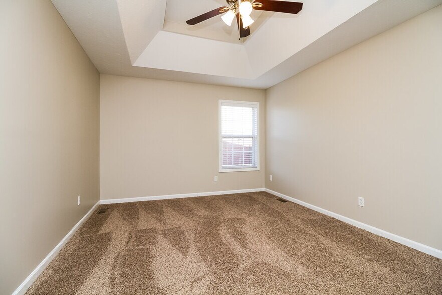 Building Photo - 304 Acorn Ct