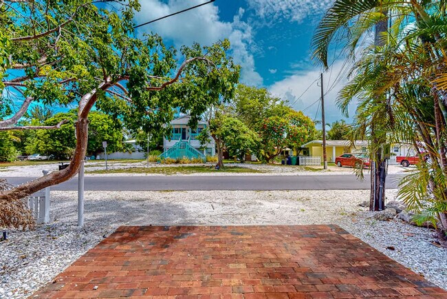 Building Photo - 609 N Shore Dr