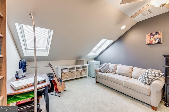 Building Photo - Waterfront Townhome Living in Sought-After Alexandria Location