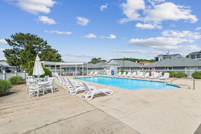 Building Photo - A Beach'n Place - Pool Access North End Condo