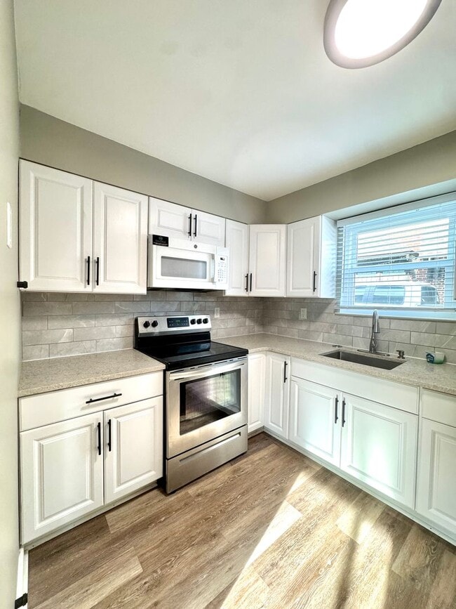 Building Photo - 828 N Sherman St