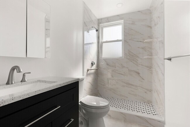 Building Photo - 17 Shirley St