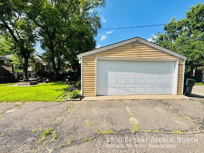Building Photo - 4850 N Bryant Ave