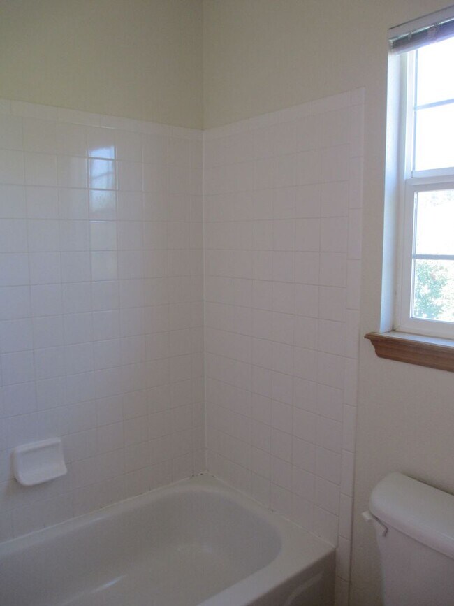 Building Photo - Long Realty & Property Management - 3 Bedroom Parker home with all new flooring (8/26)