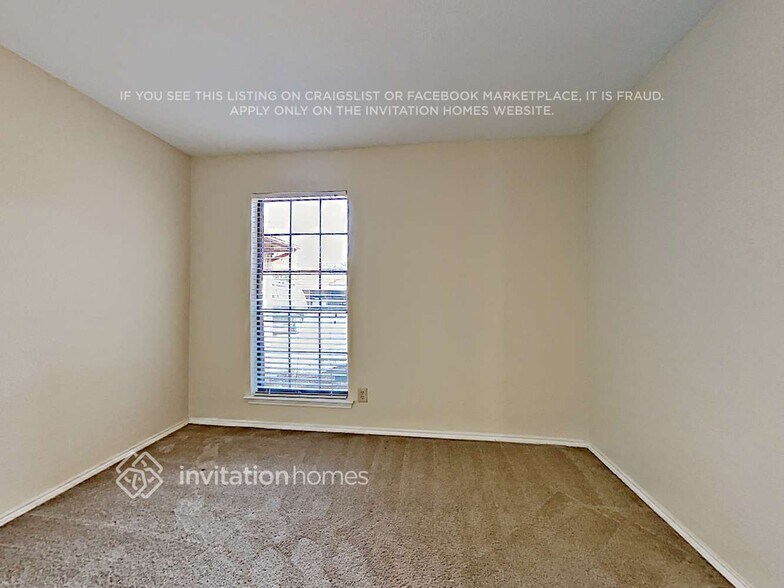 Building Photo - 1229 N Creek Dr