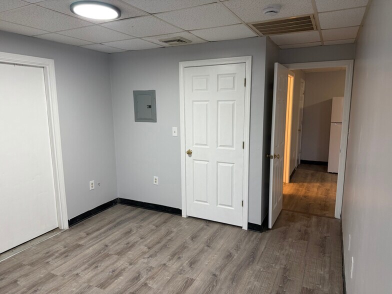 Building Photo - 12 S Main St