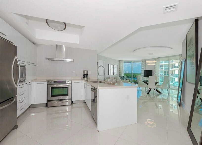 Building Photo - 200 Sunny Isles Blvd