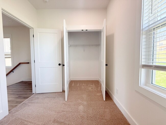 Building Photo - Fuller Style - Spacious 3-Bedroom Townhome with Pool and Pickleball Court