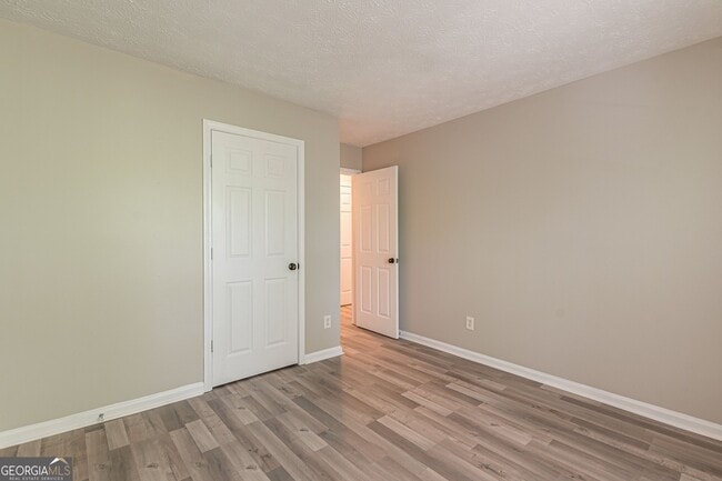 Building Photo - 5895 Hampton Ct