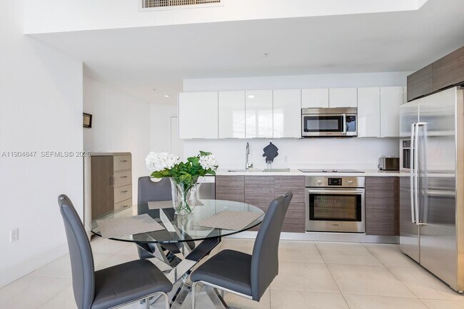 Building Photo - 1010 SW 2nd Ave