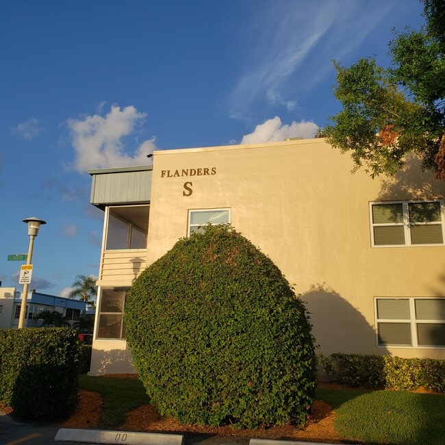 Building Photo - 912 Flanders S