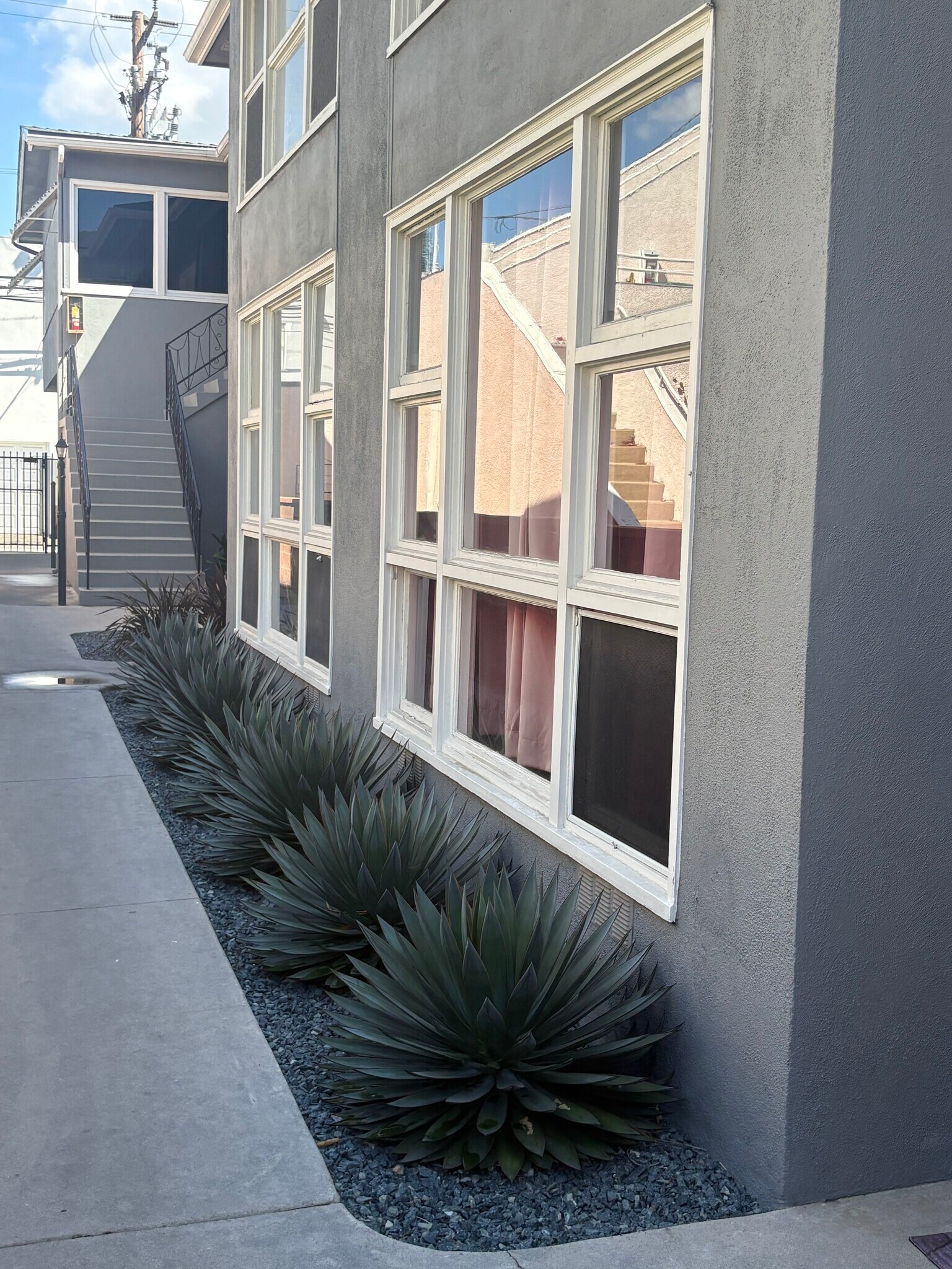 Building Photo - 933 E 1st St