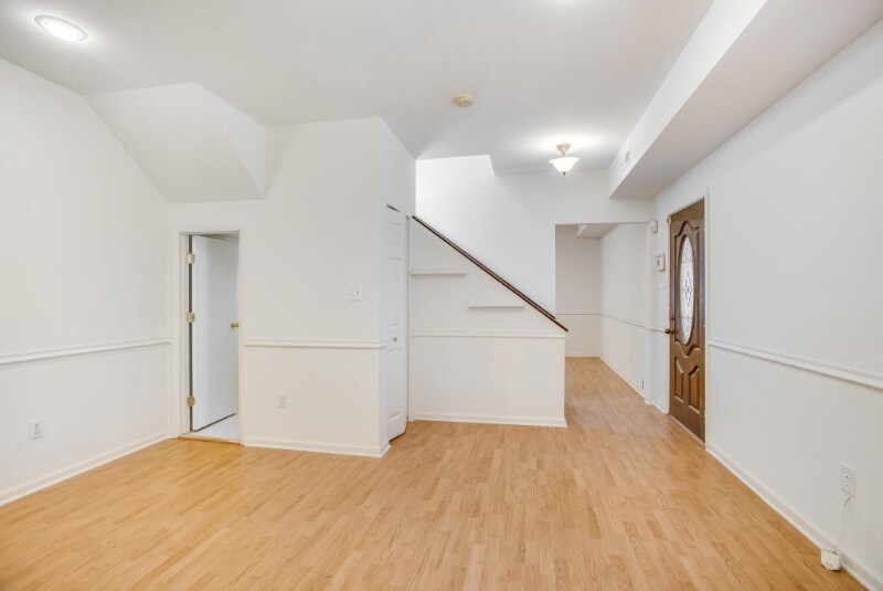 Building Photo - 729 10th St NE