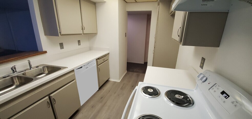 Kitchen - 5310 Circle Dr