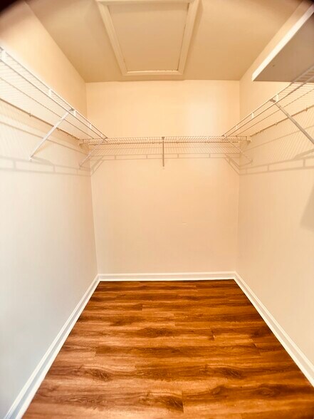Walkin Closet - 1575 Ridenour Pkwy NW