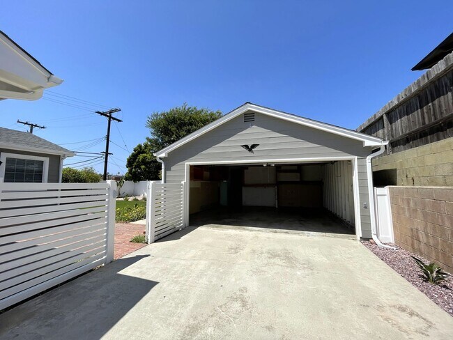 Building Photo - Charming updated 3-bedroom home with a/c near Victor Park
