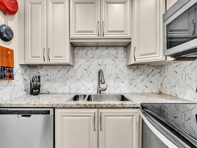 Building Photo - 3020 NE 16th Ave