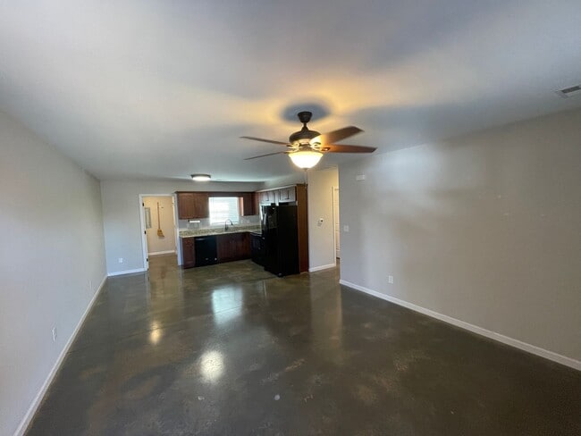 Building Photo - Available December 10th, 2025! 2 BR, 1 BA ...