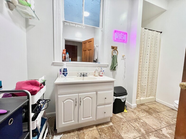 Building Photo - 71 Pontiac St