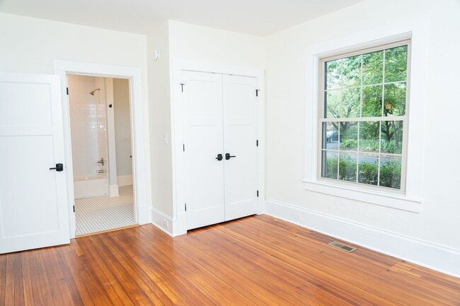 Building Photo - Large 4 Bedroom Home On Oakhurst Circle