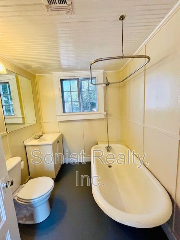 Building Photo - 815 Dante St